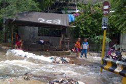 Tanggul di Ciledug jebol, ratusan rumah terendam