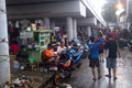 Korban banjir Rawajati bertahan tanpa pakaian