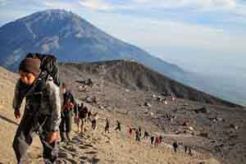Longsor di Merapi, jalur pendakian tetap dibuka
