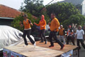 Ratusan orang senam bareng di jalan Kangkung