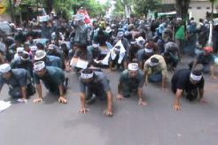 Gaji 2 bulan belum dibayar, PNS jalan merangkak