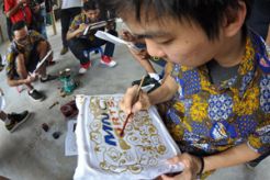 Keseruan pemain Satria Muda membatik