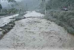 Tegang, banjir lahar Kelud hanyutkan jembatan & rumah warga