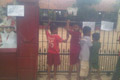 Sekolah disegel, siswa SD hanya pandangi kelasnya