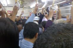 Derita penumpang KRL, ibu hamil pun harus berdiri