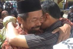 Pulang, pengungsi Kelud sedih berpisah dengan relawan