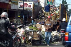 Ini penyebab menumpuknya sampah di Jakbar