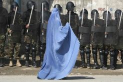 Nyamar wanita, 4 teroris serang markas polisi Kabul