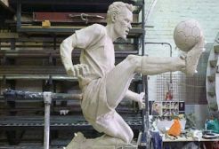 Akhir pekan, Arsenal resmikan patung Bergkamp