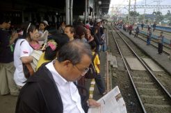 Terhimpit, penumpang KRL semaput