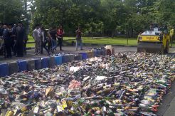 Ribuan botol miras dimusnahkan di Kota Tangerang