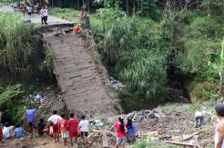 Jembatan Bangbayang ambruk, angkot berisi penumpang hanyut