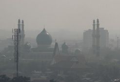 Sumatera dikepung 359 titik api, Medan berselimut asap