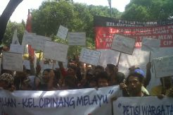 TPS dipindah, ratusan warga protes
