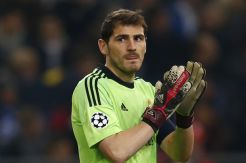 Tak lagi main, Casillas ingin tetap di Madrid