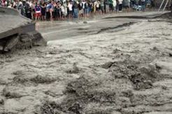 Banjir lahar seret truk pengangkut pasir & backhoe