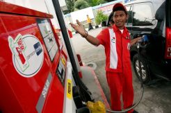 Warga tutup paksa SPBU campur air