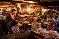 Pasar tradisional dan modern dipertarungkan