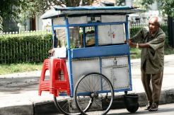 Perjuangkan nasib PKL, penjual bakso nekat nyaleg