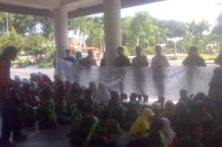 Tolak penutupan sekolah, siswa & wali murid datangi balaikota