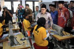 Menakertrans resmikan kios bursa kerja online