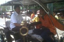 Keakraban Wiranto dengan kusir andong di Malioboro