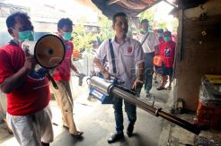 Perindo semprot nyamuk di bantaran Ciliwung