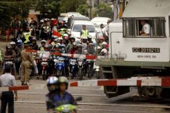 Mau santunan, bus anak yatim tertabrak kereta
