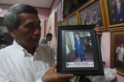 Keluarga penumpang Malaysia Airlines berharap Firman Chandra  selamat
