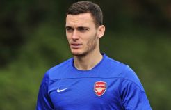 Lepas Vidic, MU bidik bek Arsenal