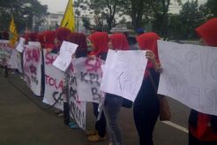 Kompak berkerudung merah, mahasiswi PMII sambangi Gedung Sate