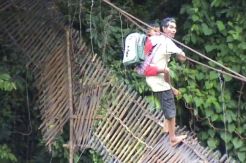 Warga perbaiki Jembatan Citamiang seadanya