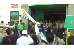 Tolak tempat karaoke, massa blokade jalan