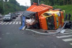 Rem blong, truk hantam bus & mobil boks