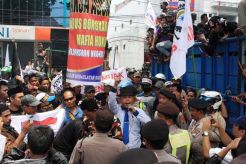 Massa tuntut mundur Kepala Kejari Pasuruan
