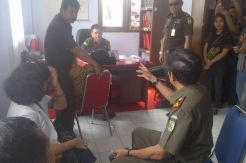 Hendak ditahan, tersangka korupsi pingsan