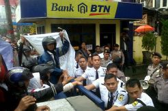 Warga Taman Anyelir duduki kantor BTN Depok