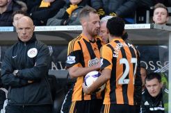 Tanduk pemain Hull, Pardew dihukum tujuh laga