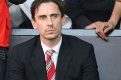 Ozil cedera, Neville kecam Wenger