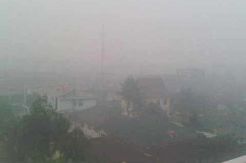 Kota Pekanbaru gelap dibalut asap tebal