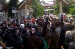 Kritik bupati, mahasiswa dipentung Satpol PP