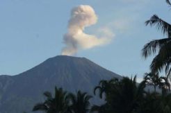 Gunung Slamet semburkan asap hitam