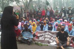 Gubernur Riau menghilang saat bencana asap, mahasiswa demo