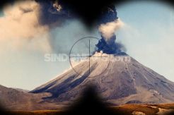 Gunung Slamet lontarkan lava pijar
