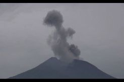 Gunung Slamet keluarkan asap bebek