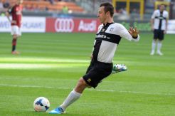 Kartu merah dan penalti Cassano warnai babak pertama