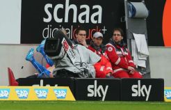 Kameramen ini dibawa ke RS usai ditabrak bek Hoffenheim