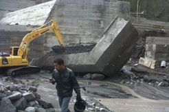 Sabo dam rusak yang akibat lahar dingin Kelud terbengkalai