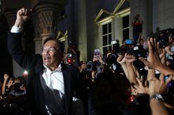 Anwar Ibrahim akui punya hubungan dengan pilot MH370