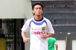 Taufiq berlibur sambil panas-panasan di pantai